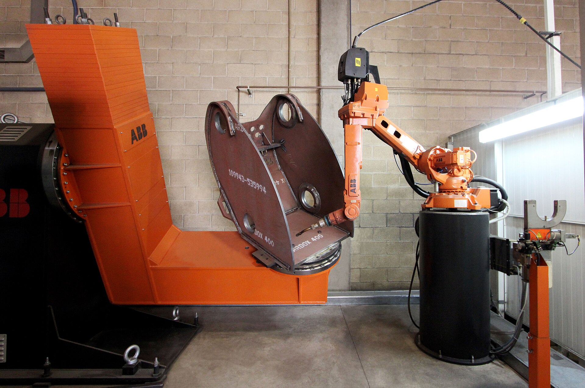 Industriell sveiserobot i en virkelig produksjonscelle